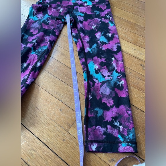 LULULEMON Wunder Under
Crop 6 Midnight Bloom Black Deep Fuschia - Picture 9 of 9